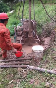 SDZ-60全液壓風(fēng)動(dòng)山地輕便鉆機(jī)現(xiàn)場施工5