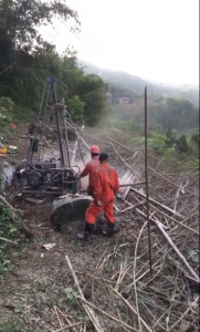 SDZ-60全液壓風(fēng)動(dòng)山地輕便鉆機(jī)現(xiàn)場施工7