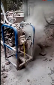 SDZ-60全液壓風(fēng)動(dòng)山地輕便鉆機(jī)現(xiàn)場施工10